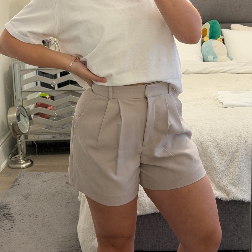 Abercrombie & Fitch High-Waist Pleated Shorts in Light Beige